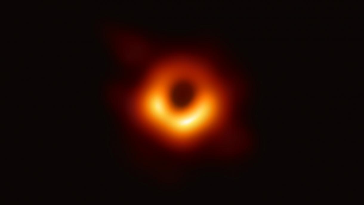 Astronomiya tarixində qara dəliyin işıq selini udmasının ilk fotoşəkli