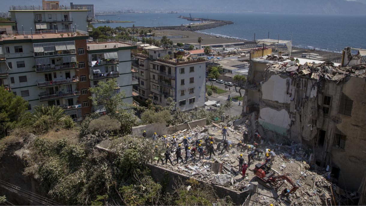 意大利那不勒斯附近一栋公寓坍塌8人被埋在废墟下
