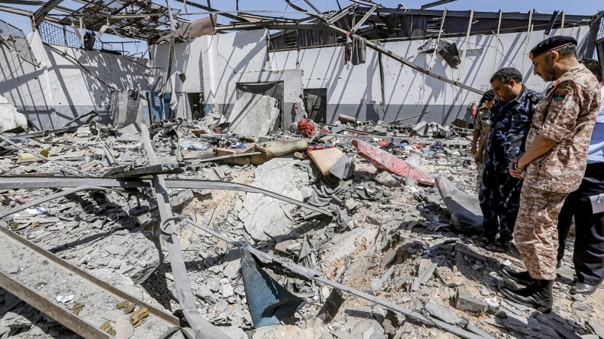 Pelo menos 44 mortos depois de um bombardeio a um centro de imigrantes em Trípoli