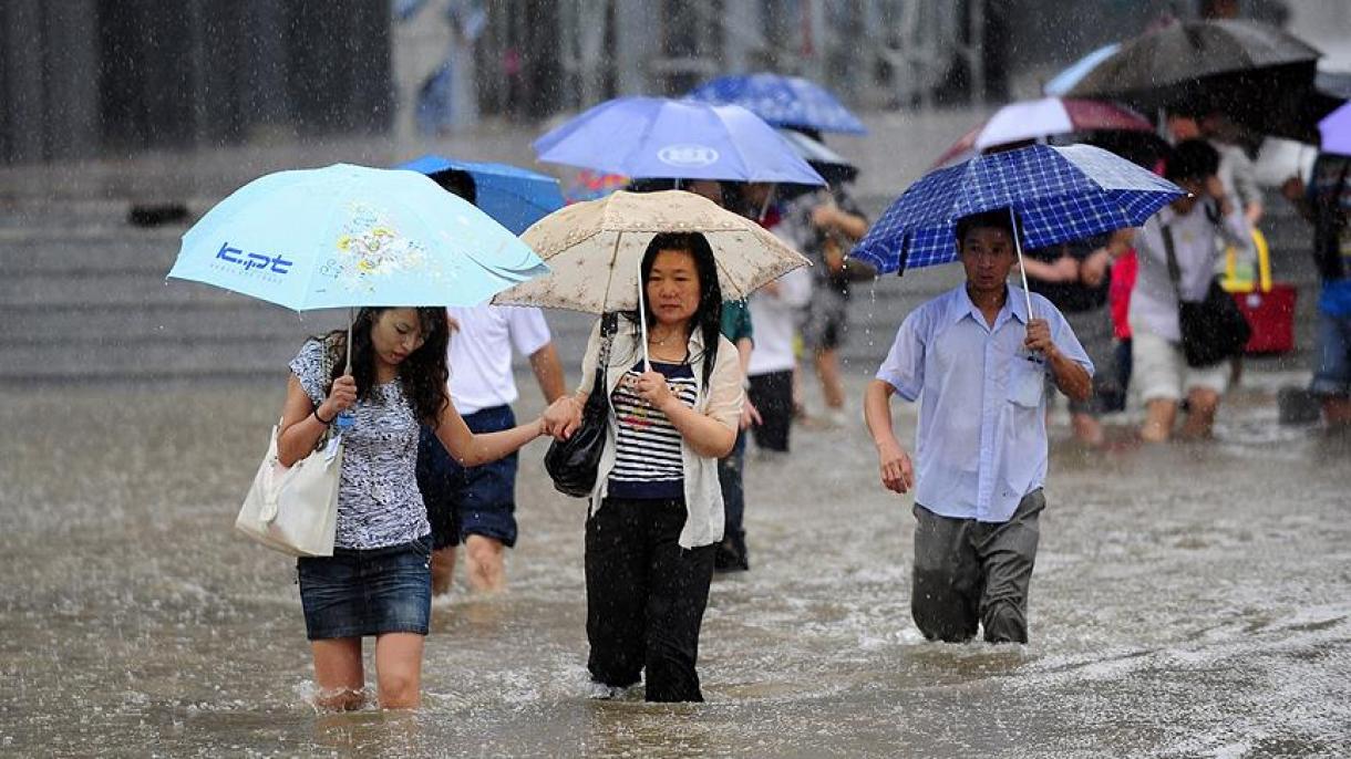 چین با سیلاب مبارزه می کند