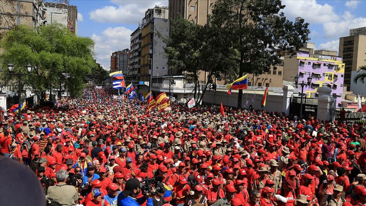 Manifestantes da oposição dispersos com gás lacrimogêneo - crise da Venezuela