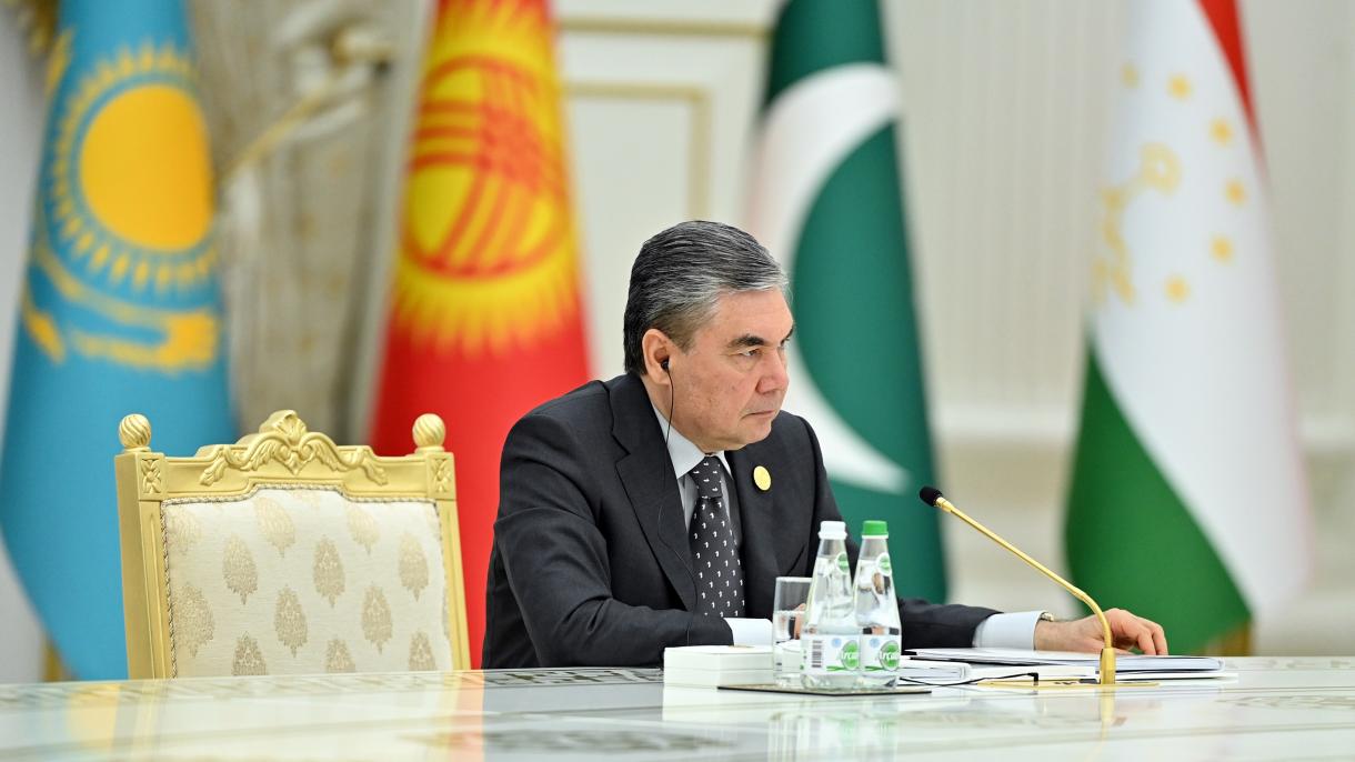 Sadır Caparov EİT Zirvesi konuşma Berdimuhamedov.jpg