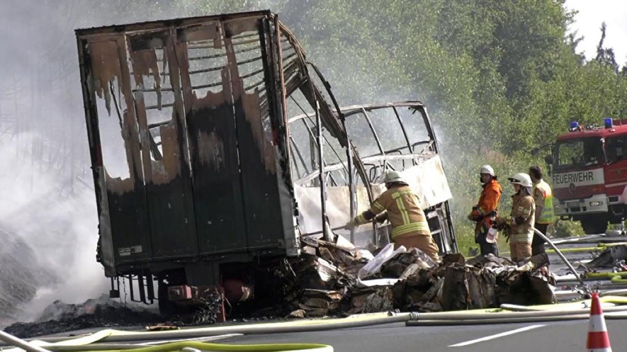 德国发生大巴与大货车迎面相撞恶性交通事故