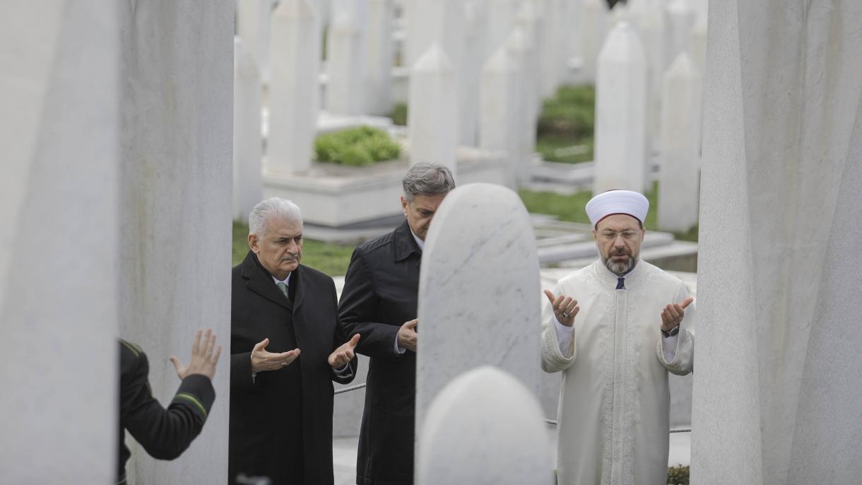 Μπιναλί Γιλντιρίμ : επισκέφθηκε το ταφικό μνημείο του Αλία Ιζετμπέγκοβιτς