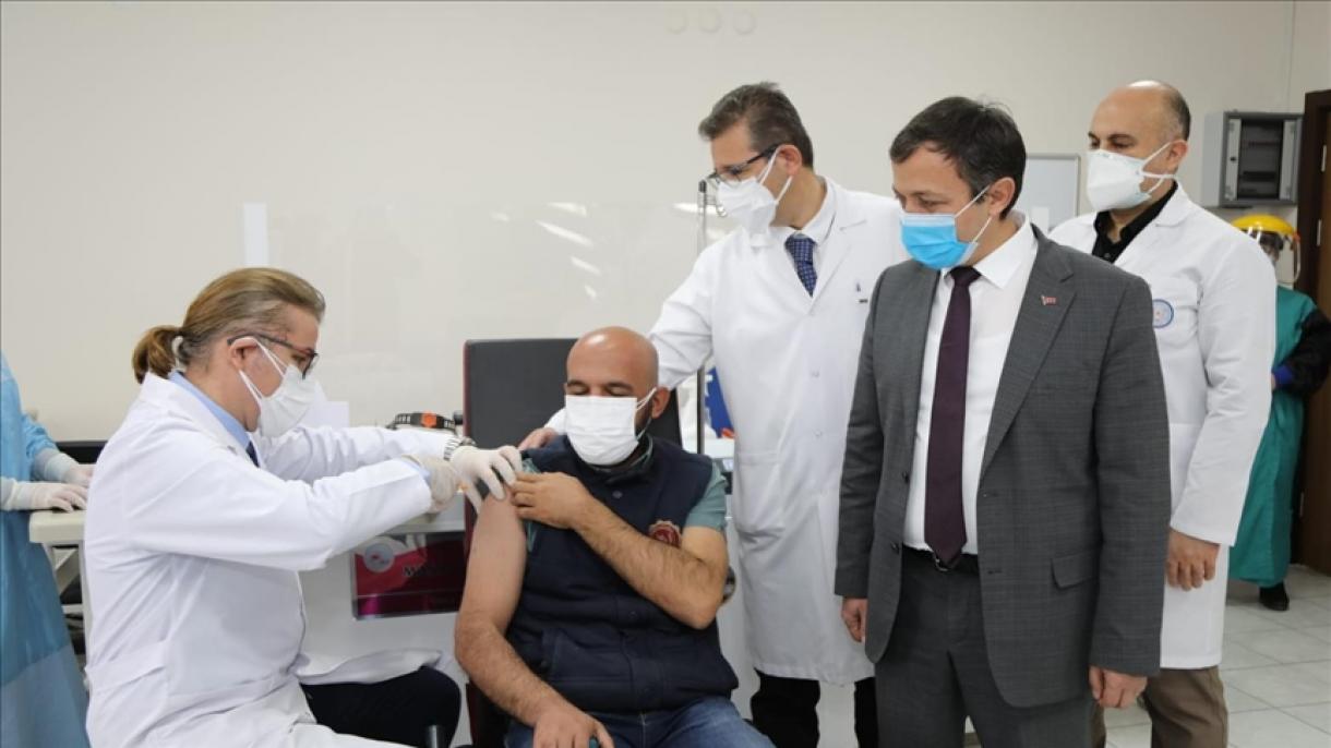 Заврши вакцинацијата на 250 доброволци во втората фаза од испитувањата на домашната вакцина на Турција