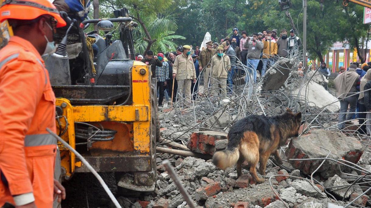 印度北方邦葬礼期间屋顶坍塌