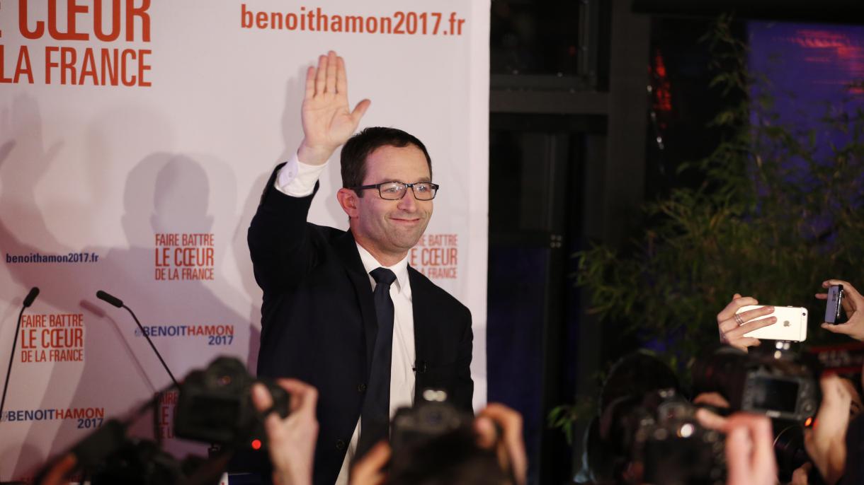 Победа за Амон в предварителните избори на френската левица...