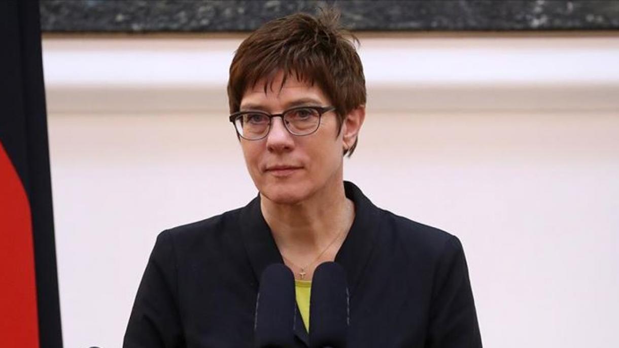 La ministre allemande de la Défense appelle à des sanctions économiques contre la Russie