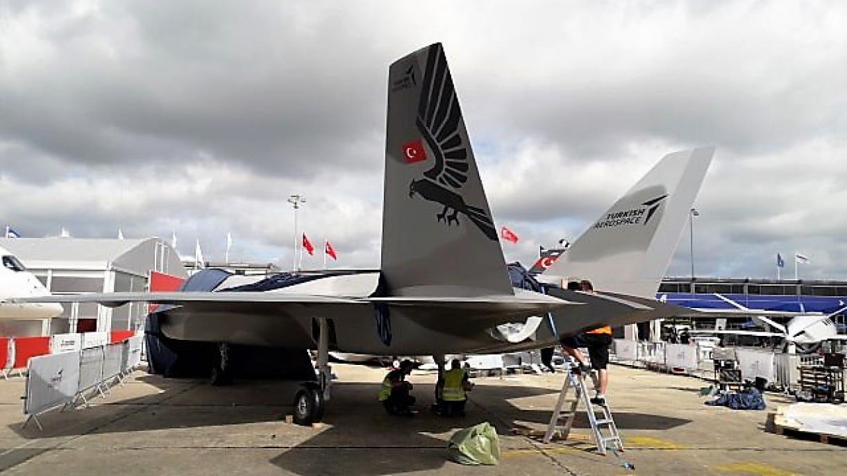 Turquía presenta su avión de combate nacional en París Air Show