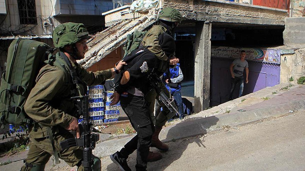 Los soldados israelíes continúan deteniendo a los palestinos