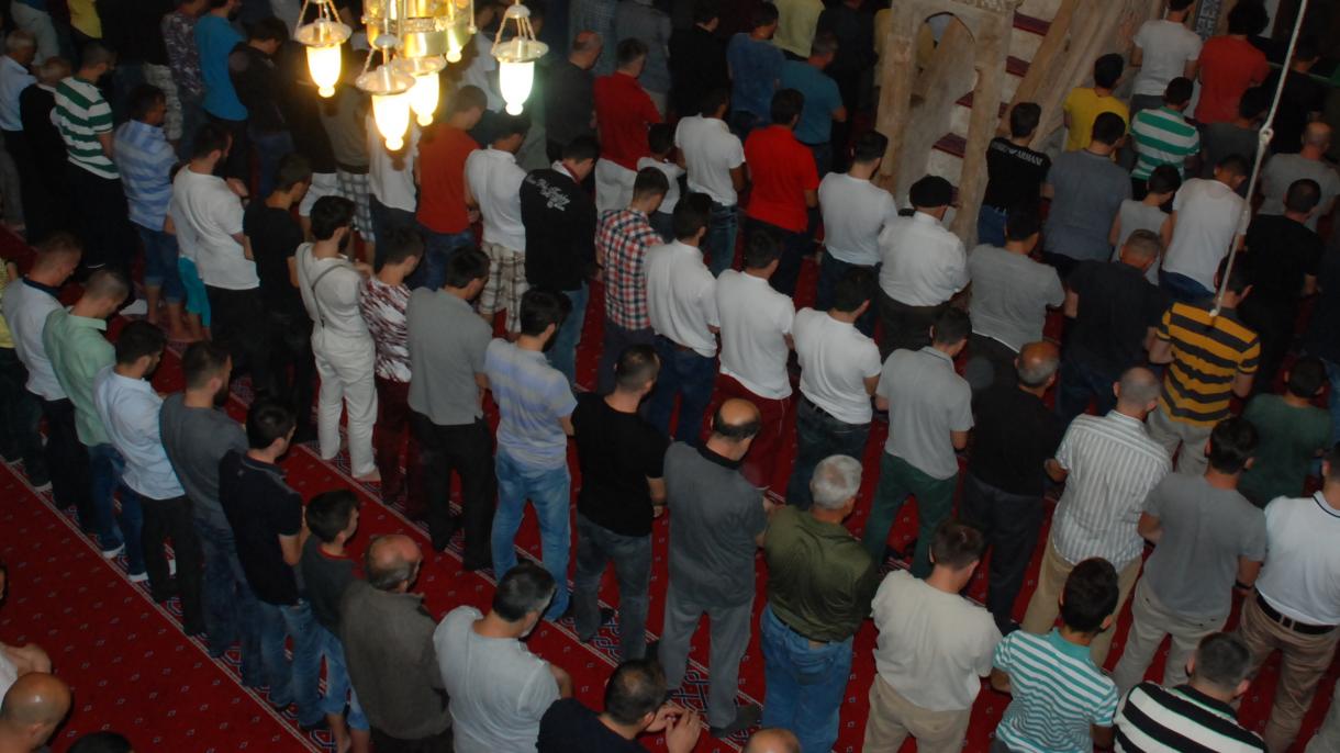 盖德尔圣夜世界各地穆斯林涌向清真寺