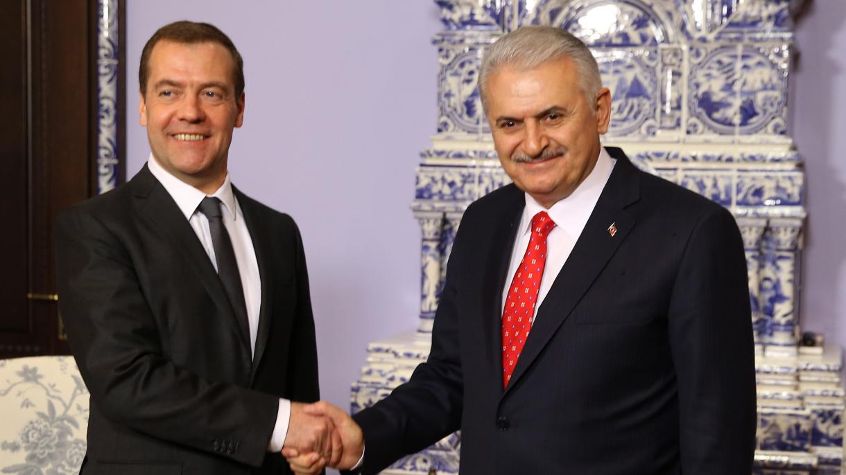 Primeiro-ministro Yildirim envia mensagem de felicitação a seu homólogo russo Medvedev
