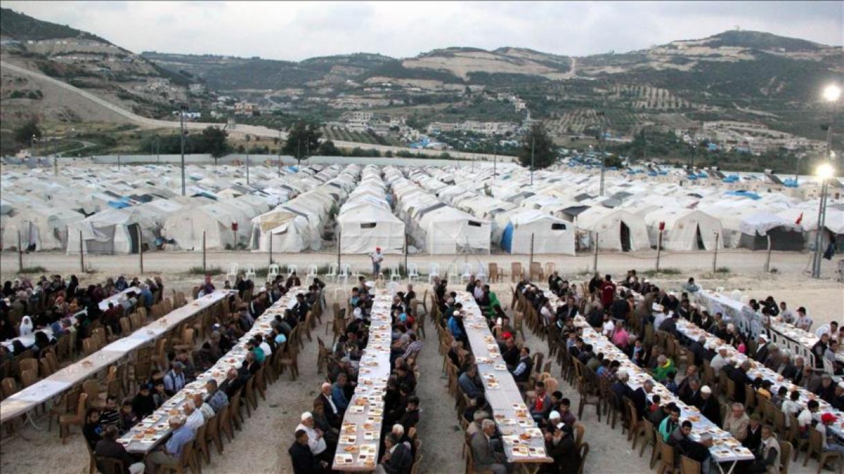 برگزاری مراسم افطاری در مرز سوریه و ترکیه