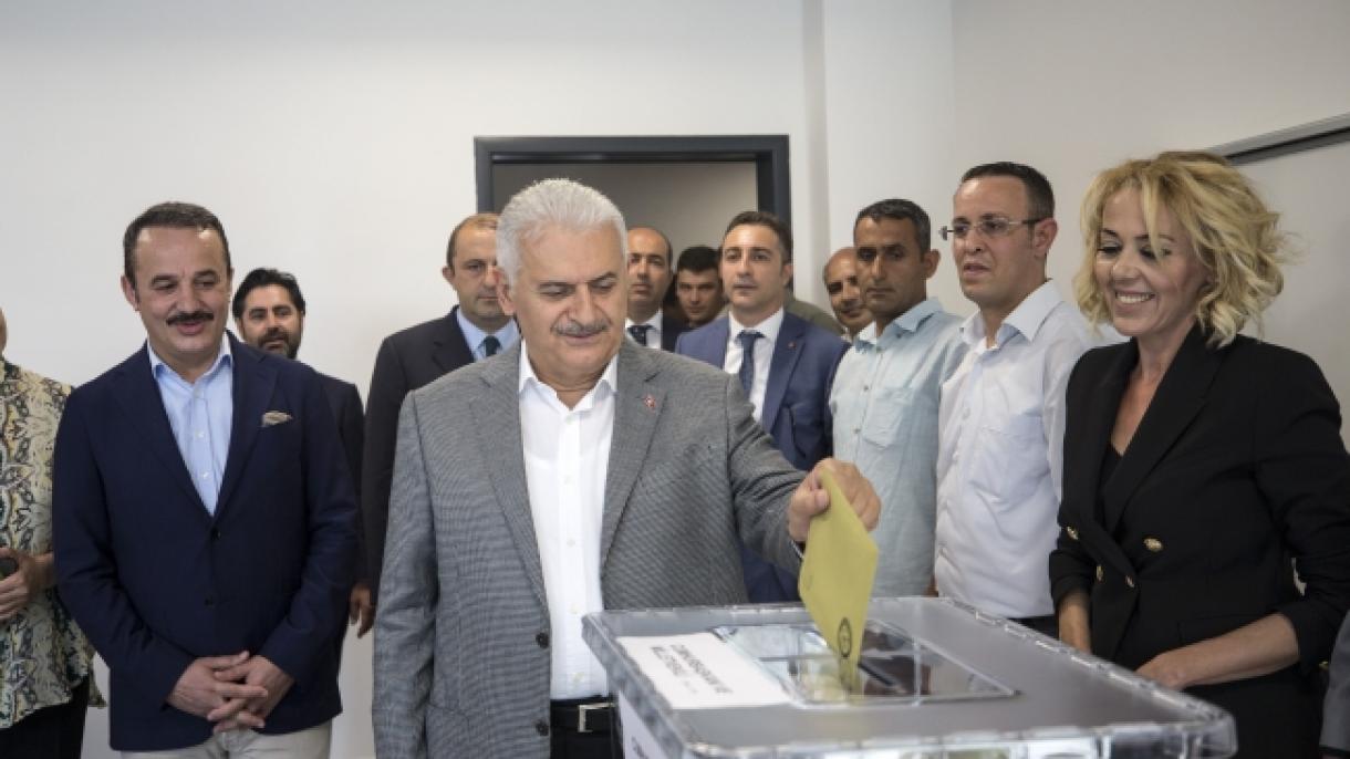 土耳其高层领导人纷纷走向投票站投票
