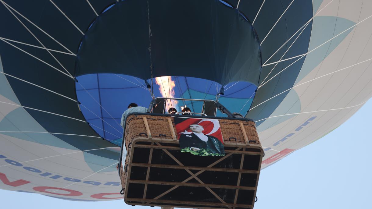 Baloane cu aer cald din Cappadocia s-au înălțat la cer cu posterele lui Atatürk