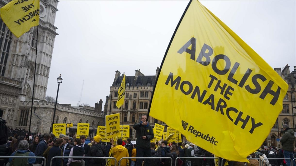 英国反君主主义者在英联邦日举行抗议活动