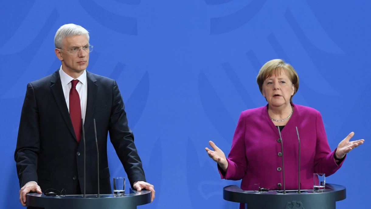 Merkel: “La política de defensa europea no substituirá la OTAN”