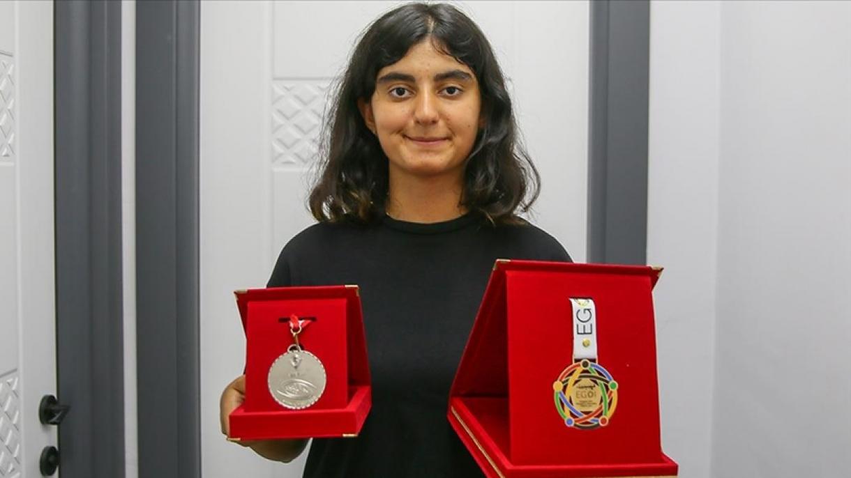 Duru Özer medaliată cu aur la Olimpiada Europeană de Informatică pentru Fete