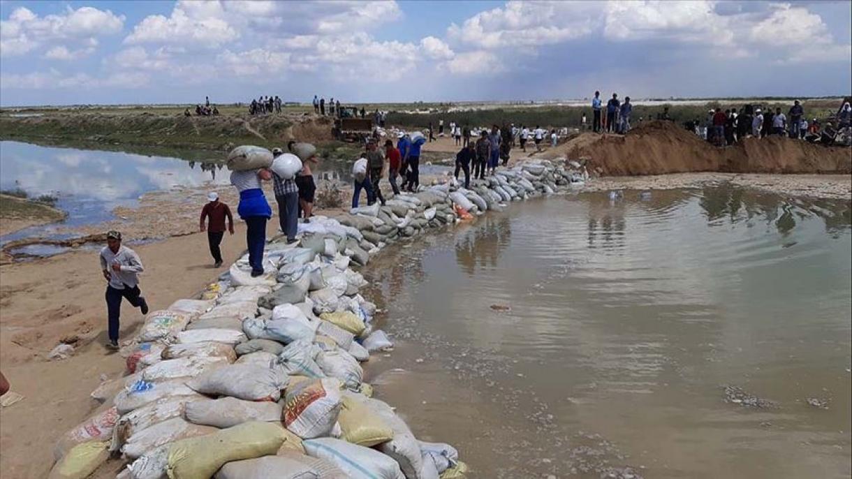 sardaba su ambiri tosmisining örülüp chüshüshidin kéyin türkistandin 30 ming adem tarqaqlashturuldi