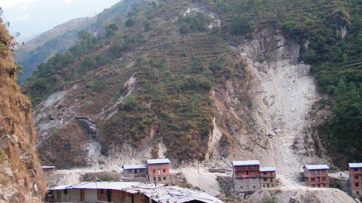 尼泊尔山体滑坡致13死