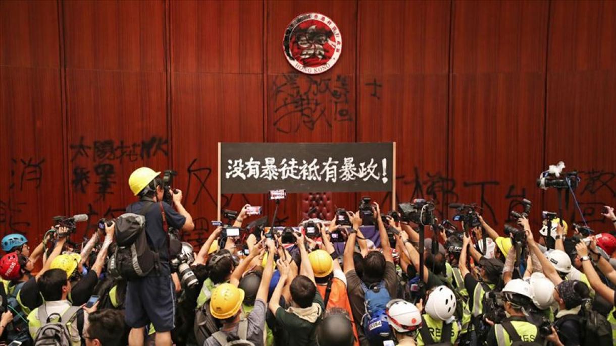 北京政权谴责香港一示威团体冲入立法会大楼