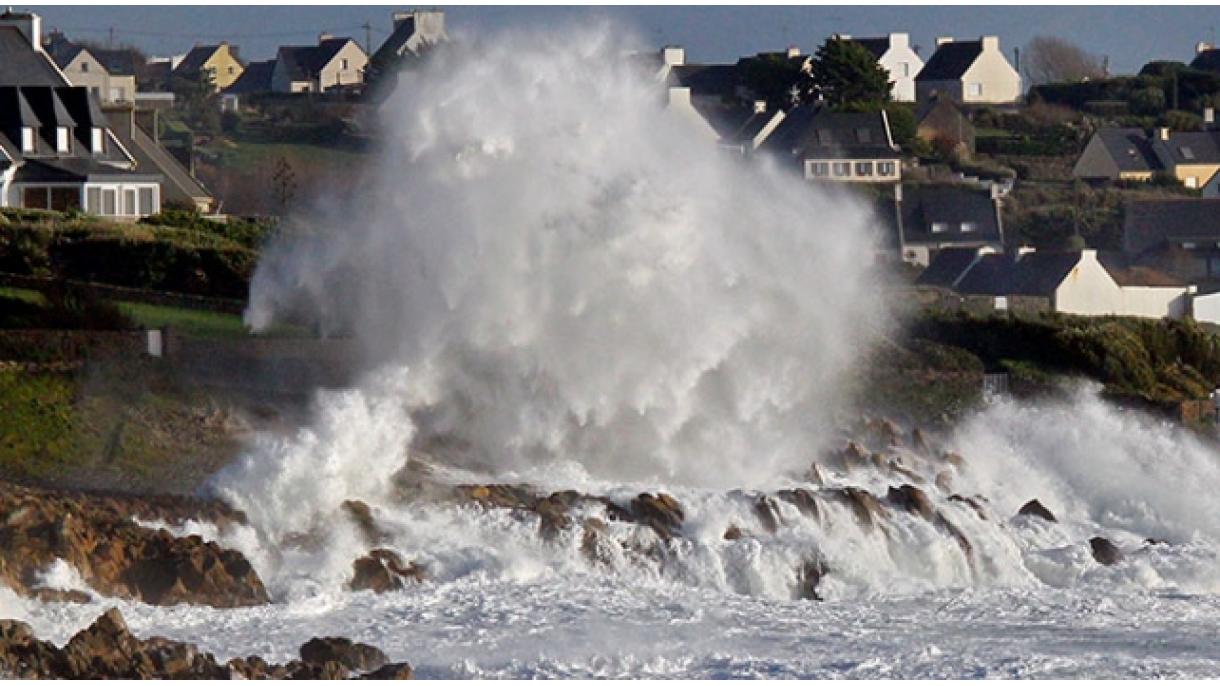 La tormenta “Eleanor” deja sin electricidad a 200 mil hogares en Francia