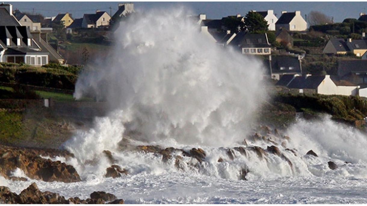 فرانس:سمندری طوفان ایلی نور ساحلوں سے ٹکرا گیا ،شدید بارشوں کا آغاز