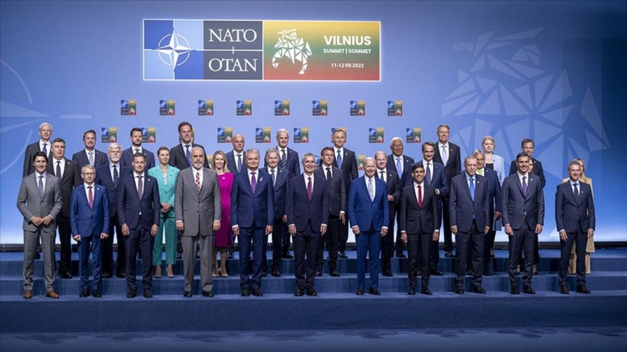 Erdogan posa en la foto de familia con los demás líderes en la Cumbre de la OTAN