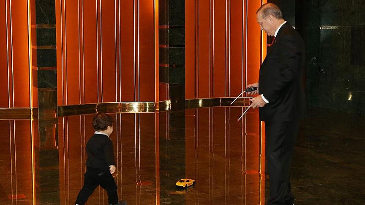 Ο πρόεδρος Ερντογάν (παππούς) παίζει με το εγγόνο του