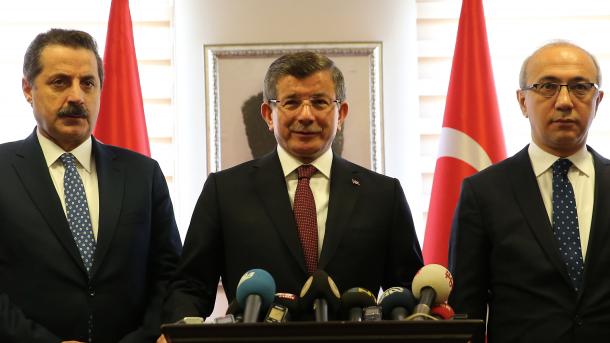 Prim-ministrul Ahmet Davutoğlu face declaraţii referitoare la PYD
