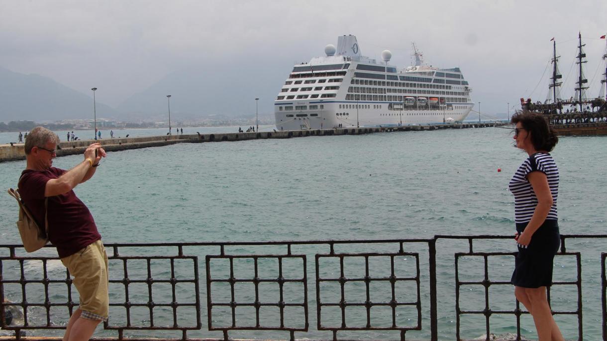 “Sirena” kruiz gəmisi Antalyanın Alanya rayonunda lövbər salıb