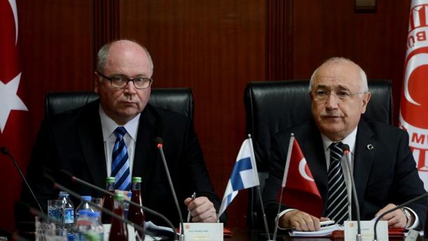 Çiçǝk, Finlandiya parlamentinin sǝdri Eǝro Hǝinaluomanı qǝbul ed