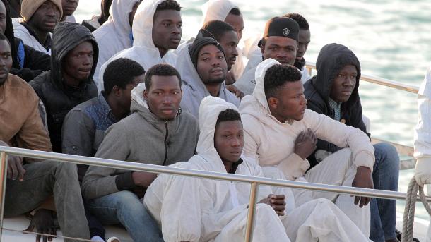 Migranti, testimoni: annegati in 400 partiti dalla Libia