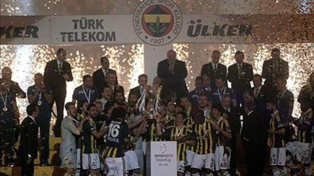 Çempion Fәnәrbaxça, çempionluq kubokunu aldı