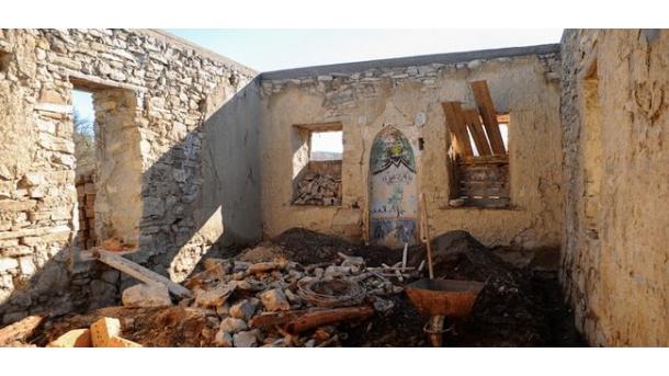 Жители на кримско село реставрират джамията си...