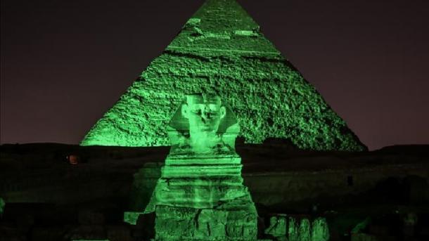 Пирамидалар жасыл түсімен қоршаған ортаға назар аударуда