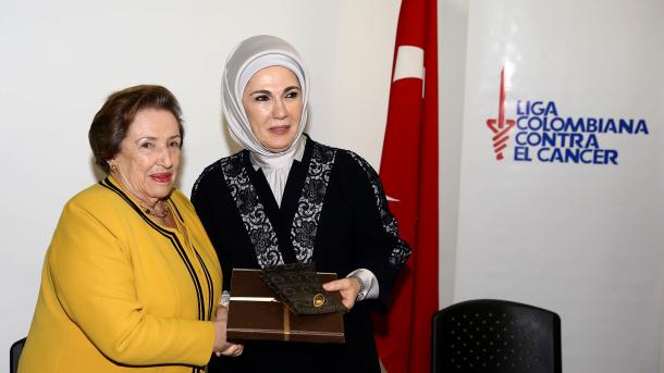 土耳其第一夫人慰问哥伦比亚癌症患者