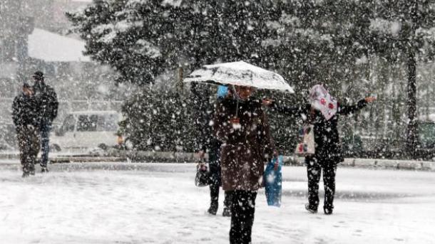 Снегът блокира 67 села в Хаккяри