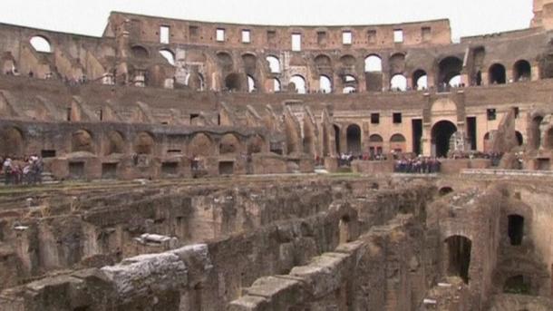 Italia reconstruye el suelo de Coliseo romano