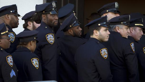 Церемония за убития в Ню Йорк полицай....