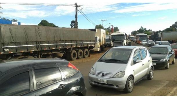 巴西卡车司机罢工拥堵交通
