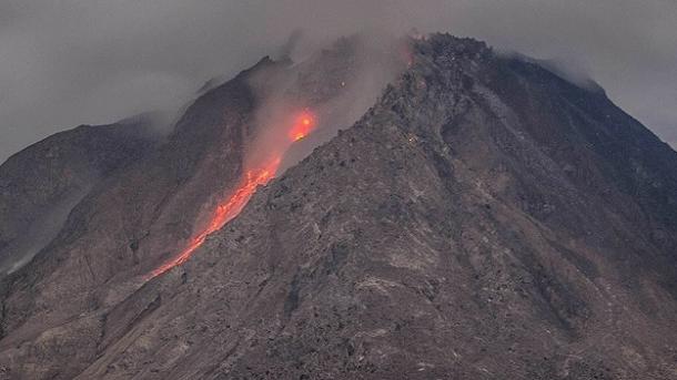 Desperta o vulcão Etna jogando cinzas e lava
