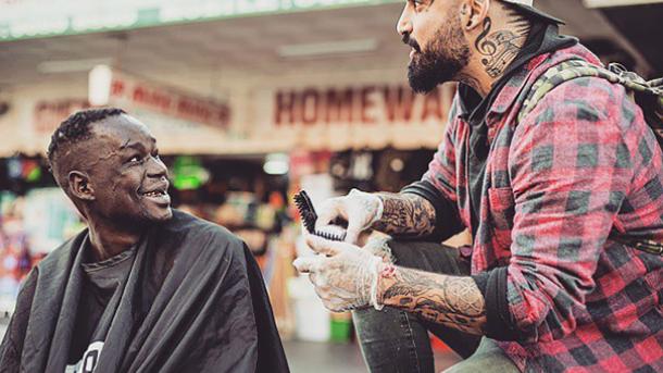 El barbero australiano corta el pelo gratis a los indigentes