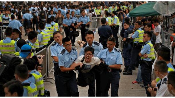 香港警察殴打示威者为"占中"注入新动力