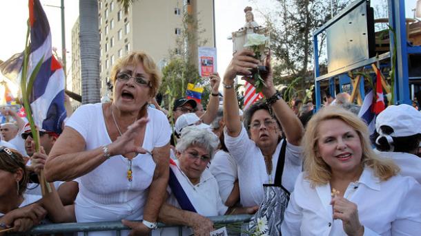 Kubada "Ağ Paltarlı Qadınlar" nümayişdǝ