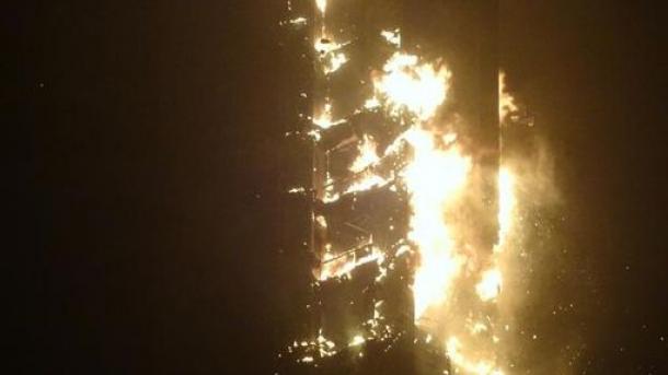 迪拜火炬塔摩天大楼发生大火