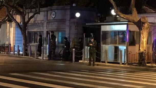 美国驻上海总领事馆大门遭轿车冲撞
