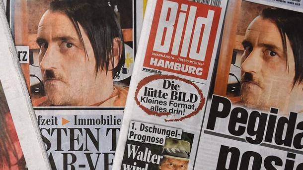 Gjermani – Lideri i PEGIDA-s jep dorëheqjen pas pozës si Hitleri