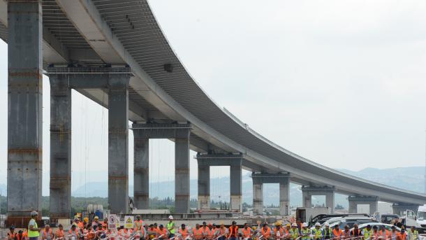 Turska: Podignut ogromni viseći most za autoput Gebze - Izmir