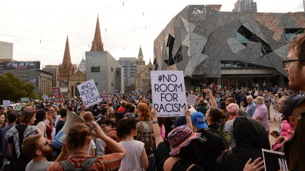 Australianët bllokojnë protestën antiislame